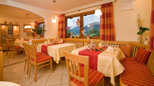 003-04_Breakfast_Room